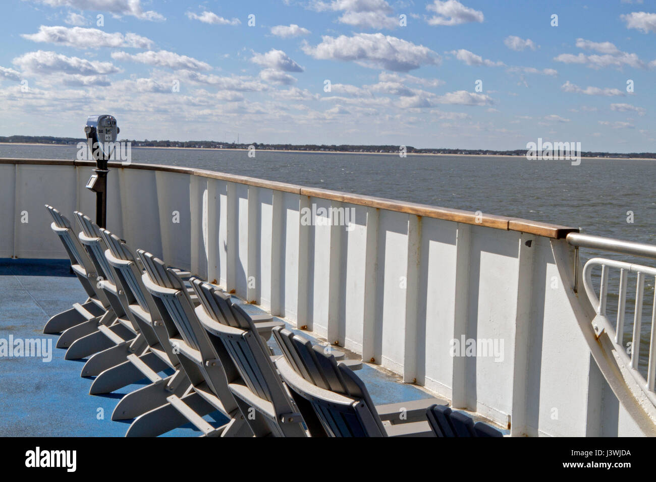 Traghetto Observation Deck con sedie e un pay per view telescopio come si avvicina alla terra attraversando la baia di Chesapeake in una giornata di sole Foto Stock