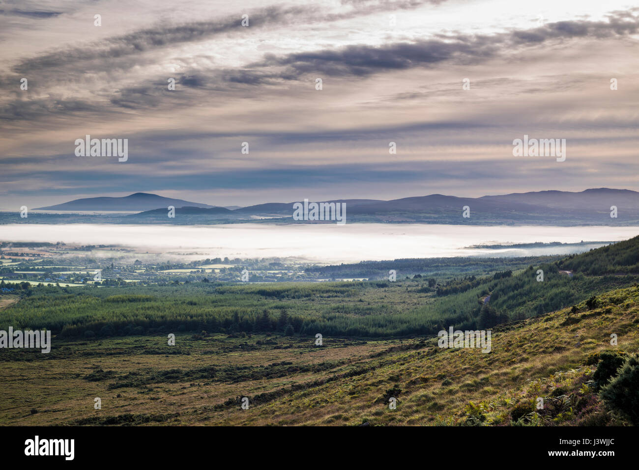 Vista dal nord sopra il Golden Vale di Tipperary verso Slievenamon, dal Vee, Knockmealdown Monti, nella contea di Tipperary, Irlanda Foto Stock