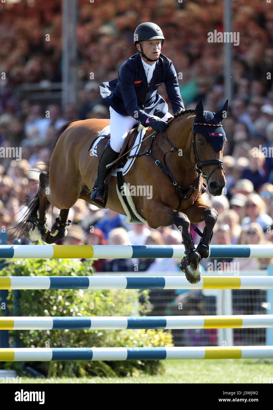 La Germania Michael Jung su La Biosthetique Sam salta durante la fase di salto il giorno cinque del 2017 Badminton Horse Trials. Stampa foto di associazione. Picture Data: domenica 7 maggio 2017. Vedere PA storia Badminton equestre. Foto di credito dovrebbe leggere: Andrew Matthews/PA FILO Foto Stock