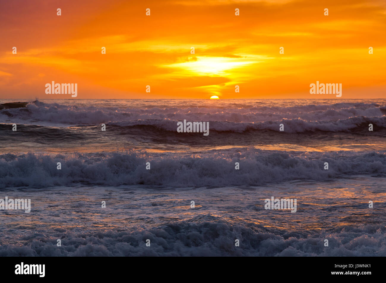 Torrey Pines state Beach bello Scenic Orange Color Sunset Sky Pacific Ocean Horizon Tidal Waves San Diego California USA Foto Stock
