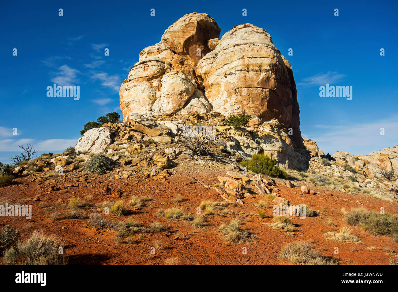 Navajo Knobs Dual Rock Formation. Panoramica della Terra Rossa Skyline Blu Vista del paesaggio del deserto. Capitol Reef National Park, Utah, Stati Uniti sudoccidentali Foto Stock
