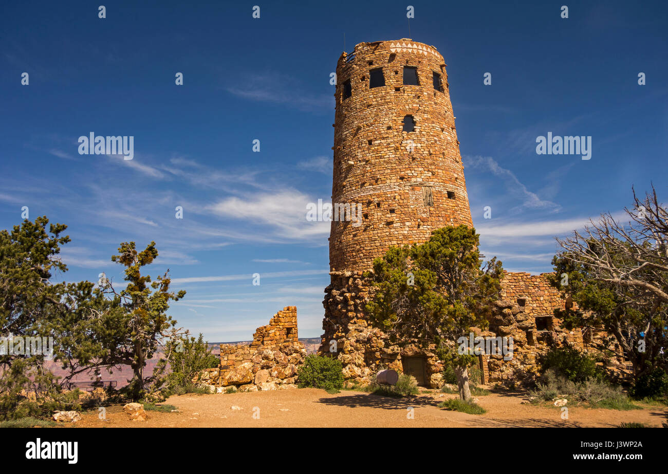 Desert View Watchtower Vintage Stone Tower Exterior with Blue Skyline Landscape Grand Canyon South Rim National Park Arizona Stati Uniti Foto Stock