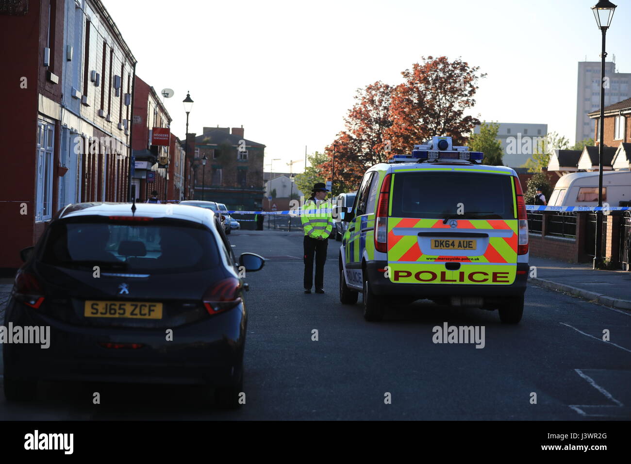 Polizia e chiudere la strada in Cockburn Street in Toxteth, Liverpool, dopo un due-anno-vecchia ragazza è rimasto gravemente ferito dopo essere stato attaccato da cani nel giardino di una casa in Liverpool. Foto Stock