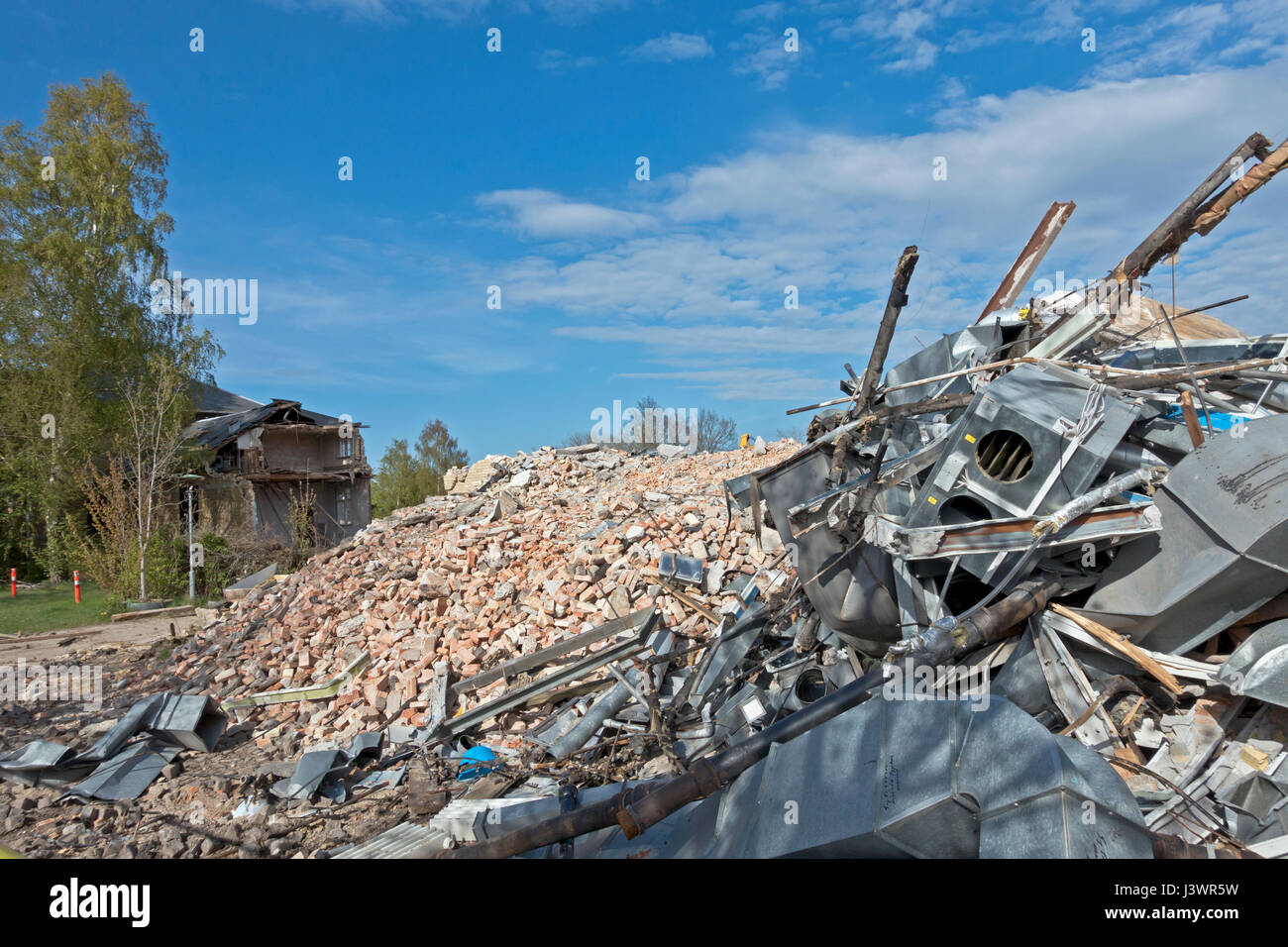 Cumulo di macerie e vecchie apparecchiature dall'demolising di Hørsholm Hospital a nord di Copenhagen. Migliaia di mattoni verrà pulito e riciclati. Foto Stock