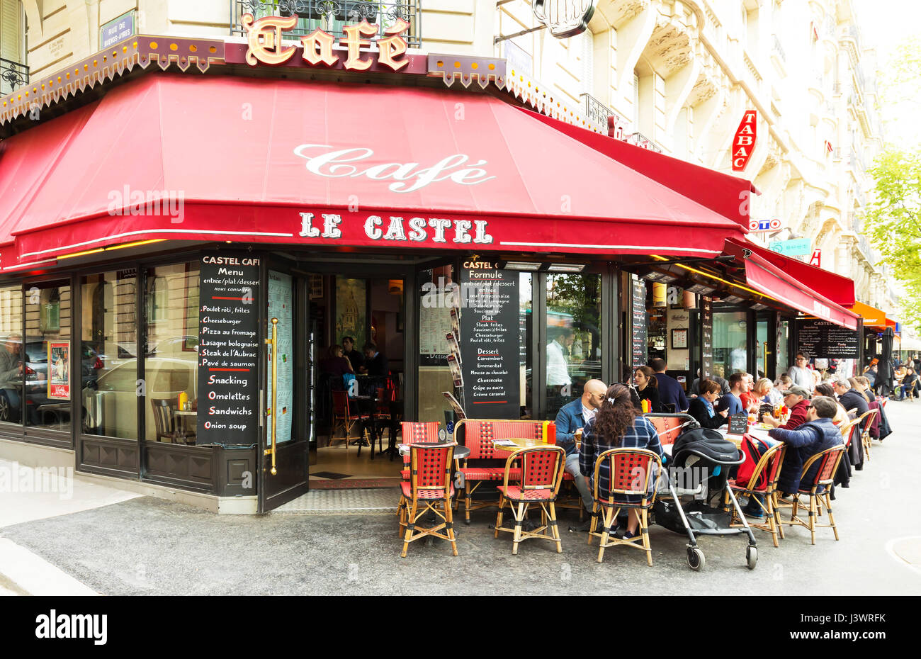 Parigi, France-April 02 ,2017 : La tradizionale caffetteria parigina Le Castel situato vicino alla Torre Eiffel a Parigi, Francia. Foto Stock