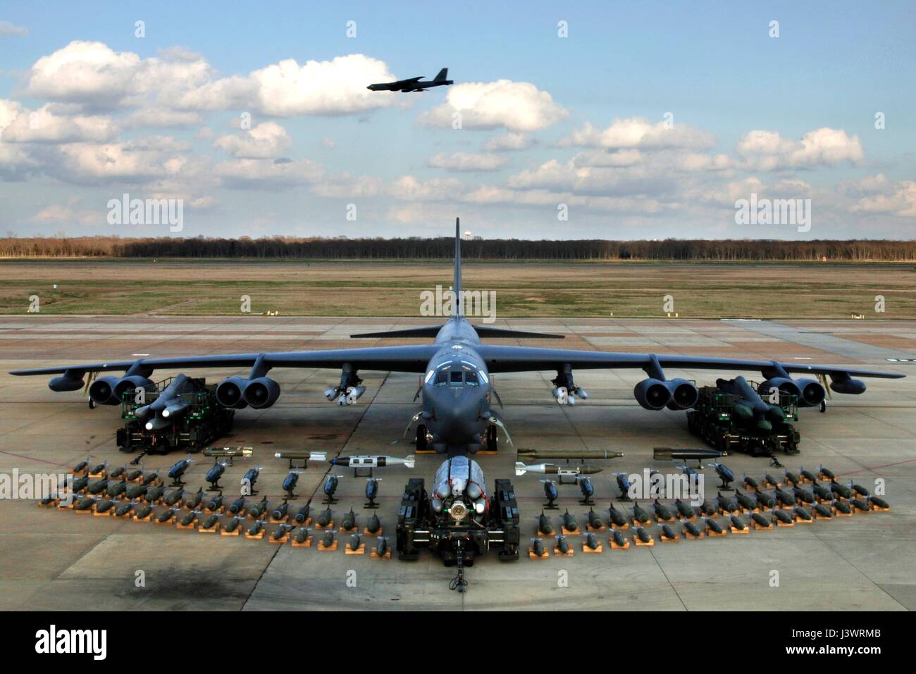 Munizioni sedersi sul display nella parte anteriore di un USAF B-52H Stratofortress bombardiere strategico aereo al Barksdale Air Force Base di Febbraio 2, 2006 in Bossier City, Louisiana. (Foto di Robert J. Hortsman /US Air Force via Planetpix) Foto Stock