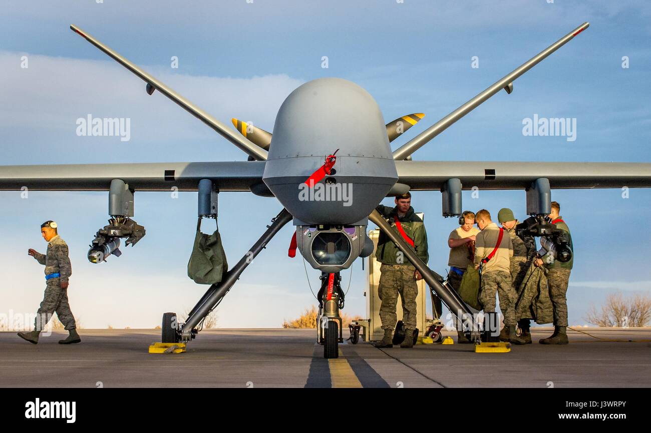 I soldati degli Stati Uniti eseguire una post-controllo di volo su un USAF MQ-9 Reaper drone aeromobile a Holloman Air Force Base di dicembre 16, 2016 in Alamogordo, Nuovo Messico. (Foto di J.M. Eddins Jr./US Air Force via Planetpix) Foto Stock