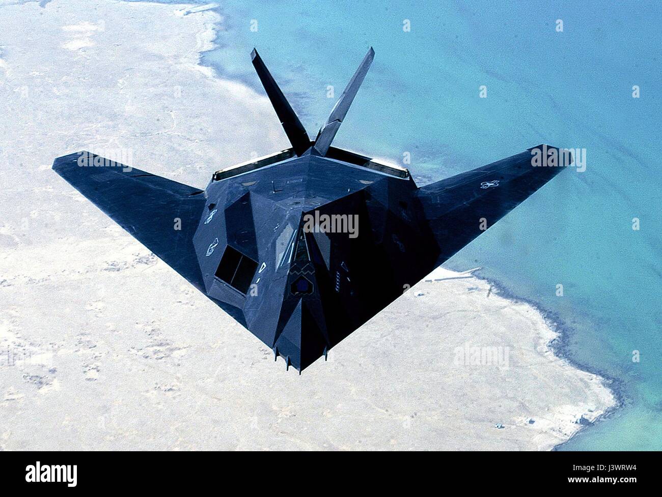 Un USAF F-117 Nighthawk stealth attacco aereo in volo durante l'Operazione Iraqi Freedom 14 Aprile 2003 oltre il Golfo Persico. (Foto di Derrick C. Goode /US Air Force via Planetpix) Foto Stock