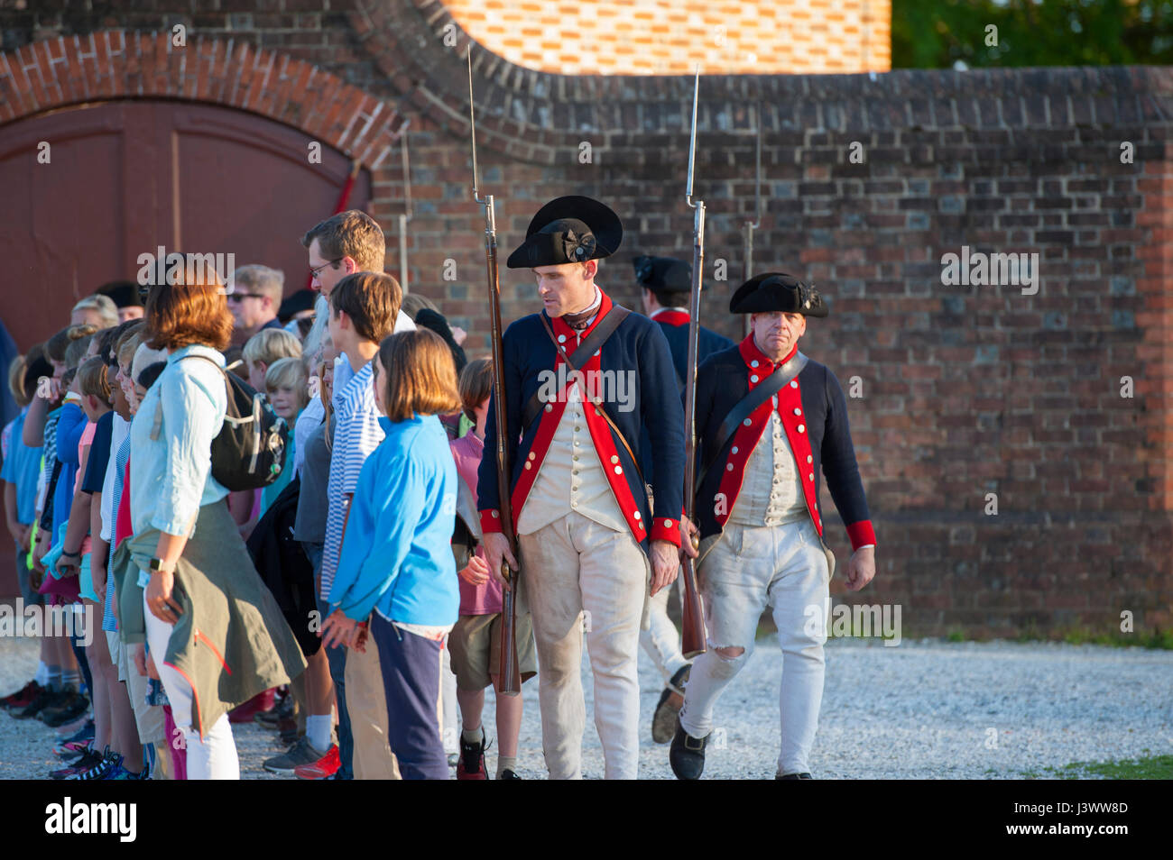 Stati Uniti Virginia VA Colonial Williamsburg interpreti storici play accampamento militare a scuola i bambini vengono esaminate possibili reclute Foto Stock