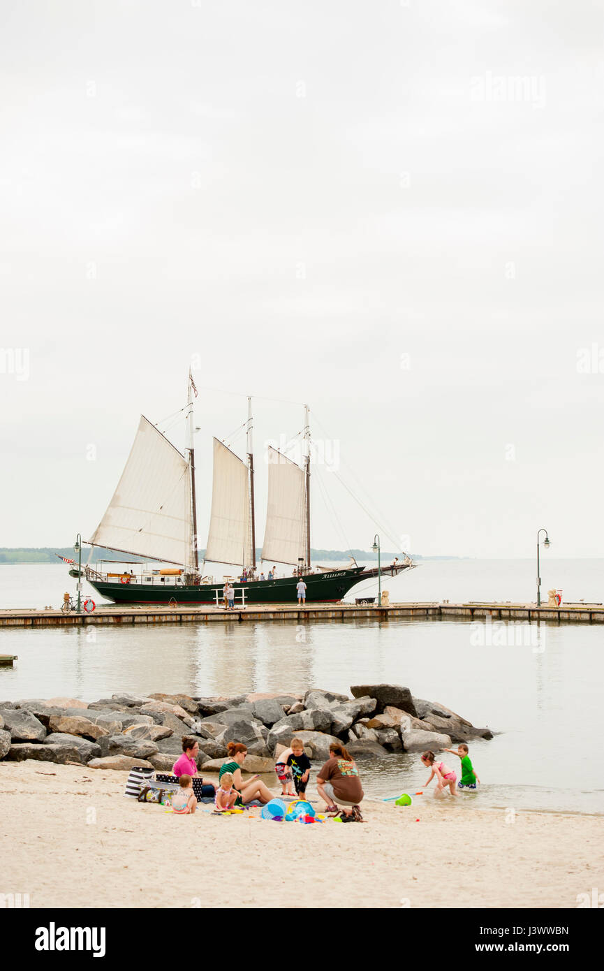 Stati Uniti Virginia VA Yorktown York River la goletta Alliance è la vela fuori dalla sua porta di casa Foto Stock