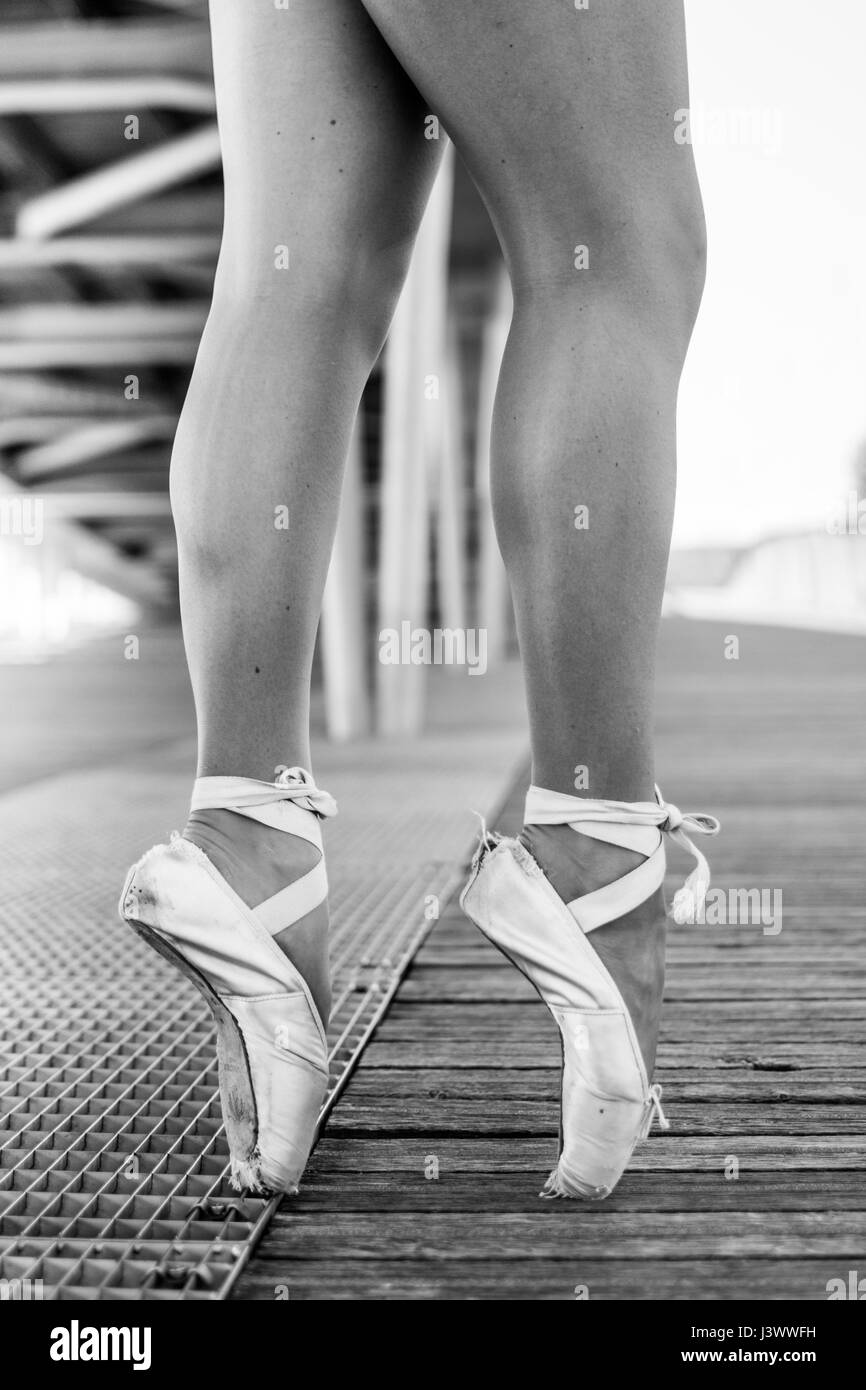 Una ballerina è in fase di riscaldamento con pointes Foto Stock