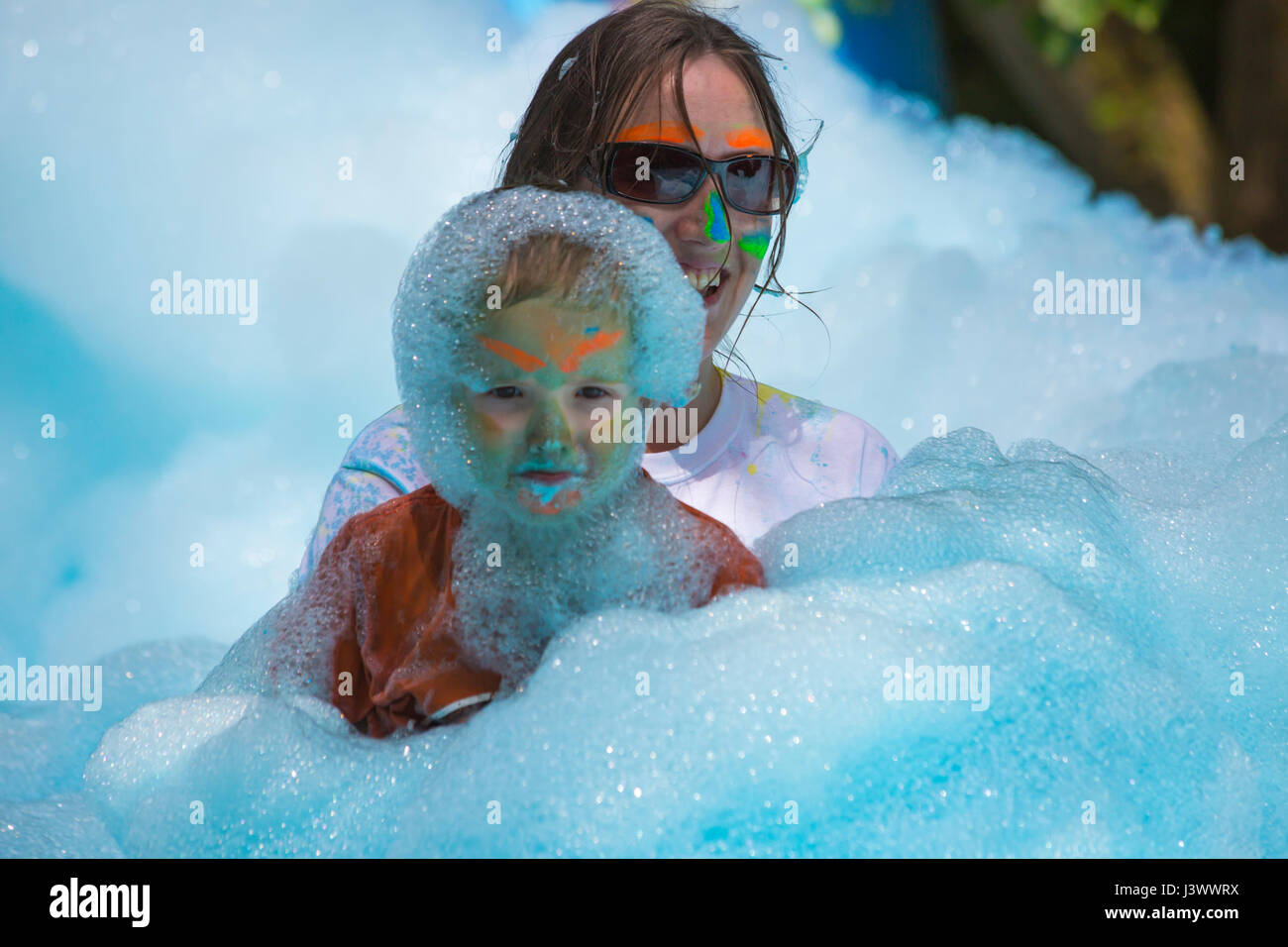 Weymouth Dorset, Regno Unito. Il 7 maggio, 2017. Weldmar le Bubble Rush avviene a Weymouth per raccogliere fondi per la carità con circa 2000 persone che dovrebbero prendere parte, in esecuzione mediante bolle di diversi colori. Le bolle sono state superiori a molti dei bambini scomparsi, quindi emerso guardando come bolla mostri! Credito: Carolyn Jenkins/Alamy Live News Foto Stock