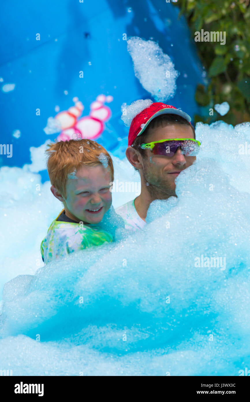 Weymouth Dorset, Regno Unito. Il 7 maggio, 2017. Weldmar le Bubble Rush avviene a Weymouth per raccogliere fondi per la carità con circa 2000 persone che dovrebbero prendere parte, in esecuzione mediante bolle di diversi colori. Le bolle sono state superiori a molti dei bambini scomparsi, quindi emerso guardando come bolla mostri! Credito: Carolyn Jenkins/Alamy Live News Foto Stock