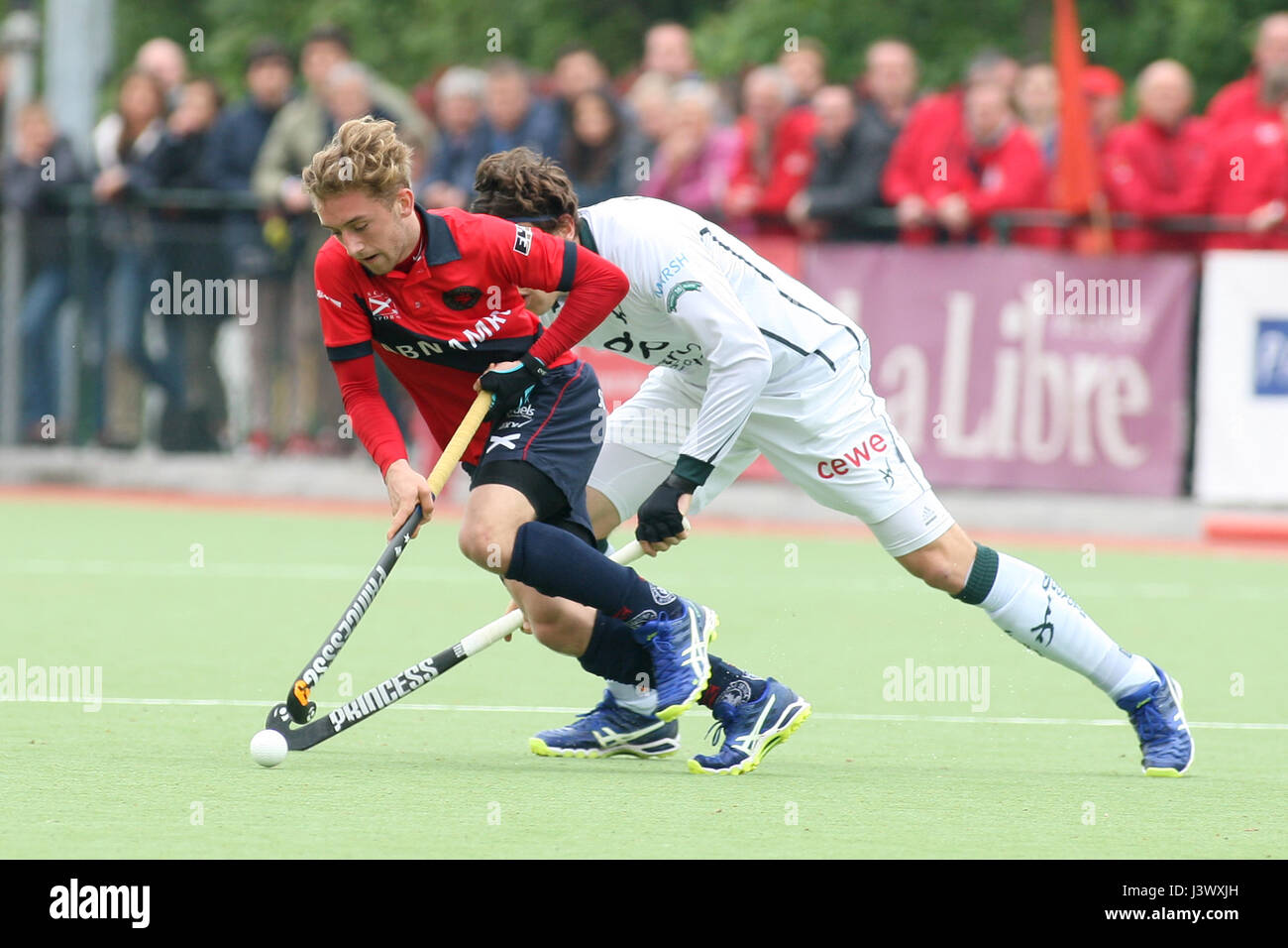 Waterloo, Belgio. Il 7 maggio 2017. mens hockey play off,waterloo anatre/draghi timothy luyten di draghi in azioni di gioco. Credito: leo cavallo/alamy live news Foto Stock