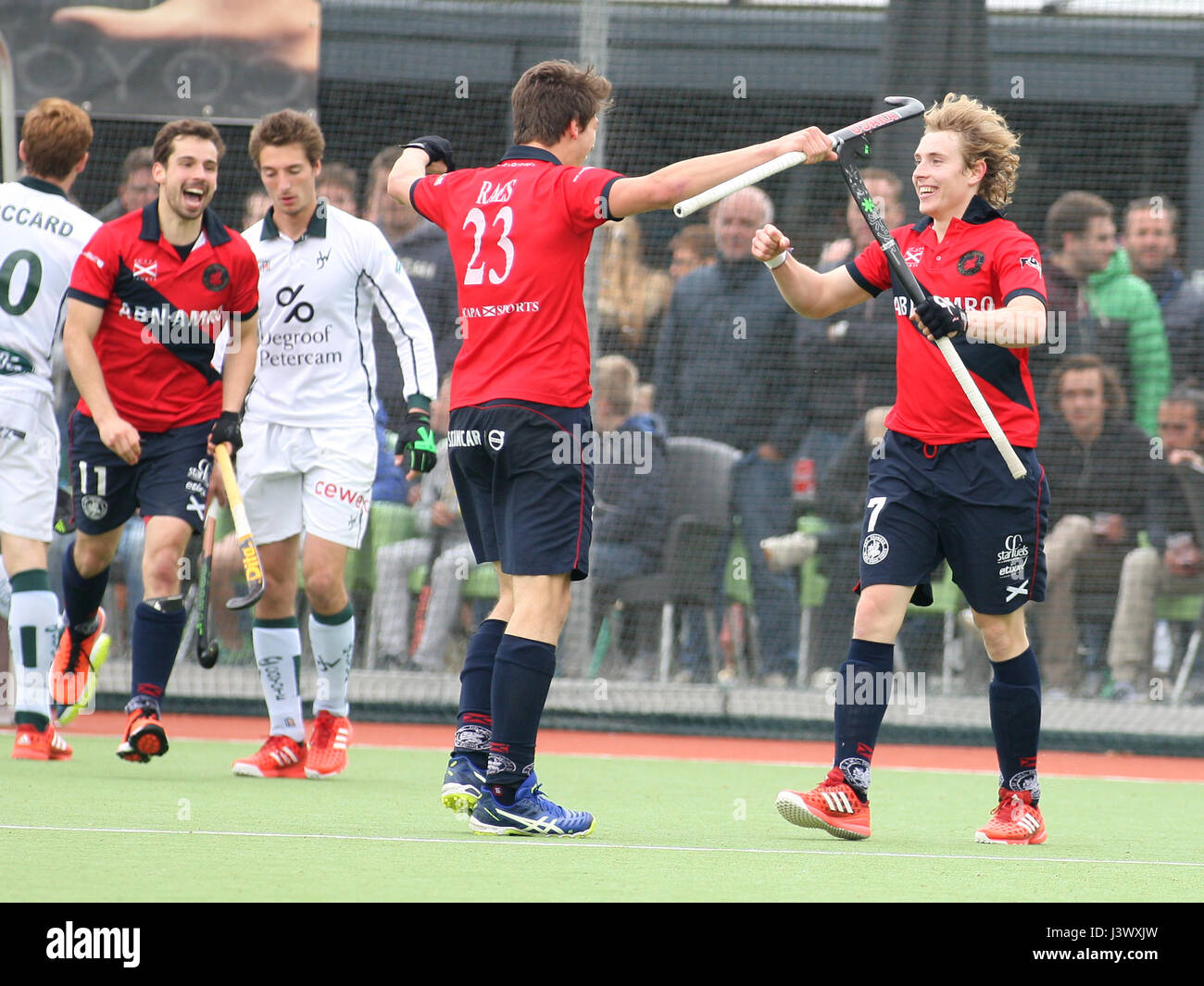 Waterloo, Belgio. Il 7 maggio 2017. mens hockey play off,waterloo anatre/dragons esultanza di robeert rubens e Henri raes di draghi. Credito: leo cavallo/alamy live news Foto Stock