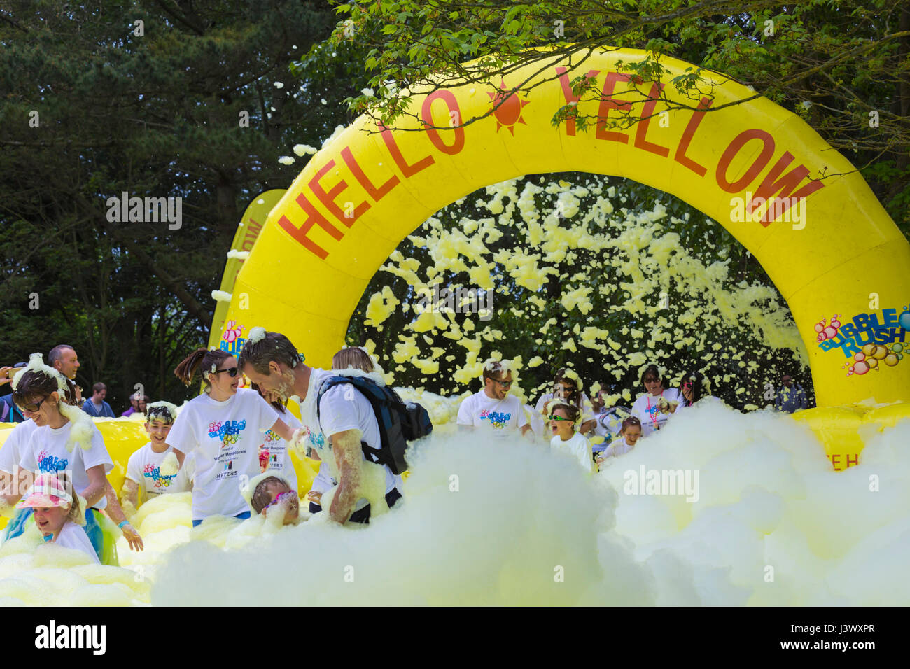 Weymouth Dorset, Regno Unito. Il 7 maggio, 2017. Weldmar le Bubble Rush avviene a Weymouth per raccogliere fondi per la carità con circa 2000 persone che dovrebbero prendere parte, in esecuzione mediante bolle di diversi colori. Le bolle sono state superiori a molti dei bambini scomparsi, quindi emerso guardando come bolla mostri! Credito: Carolyn Jenkins/Alamy Live News Foto Stock