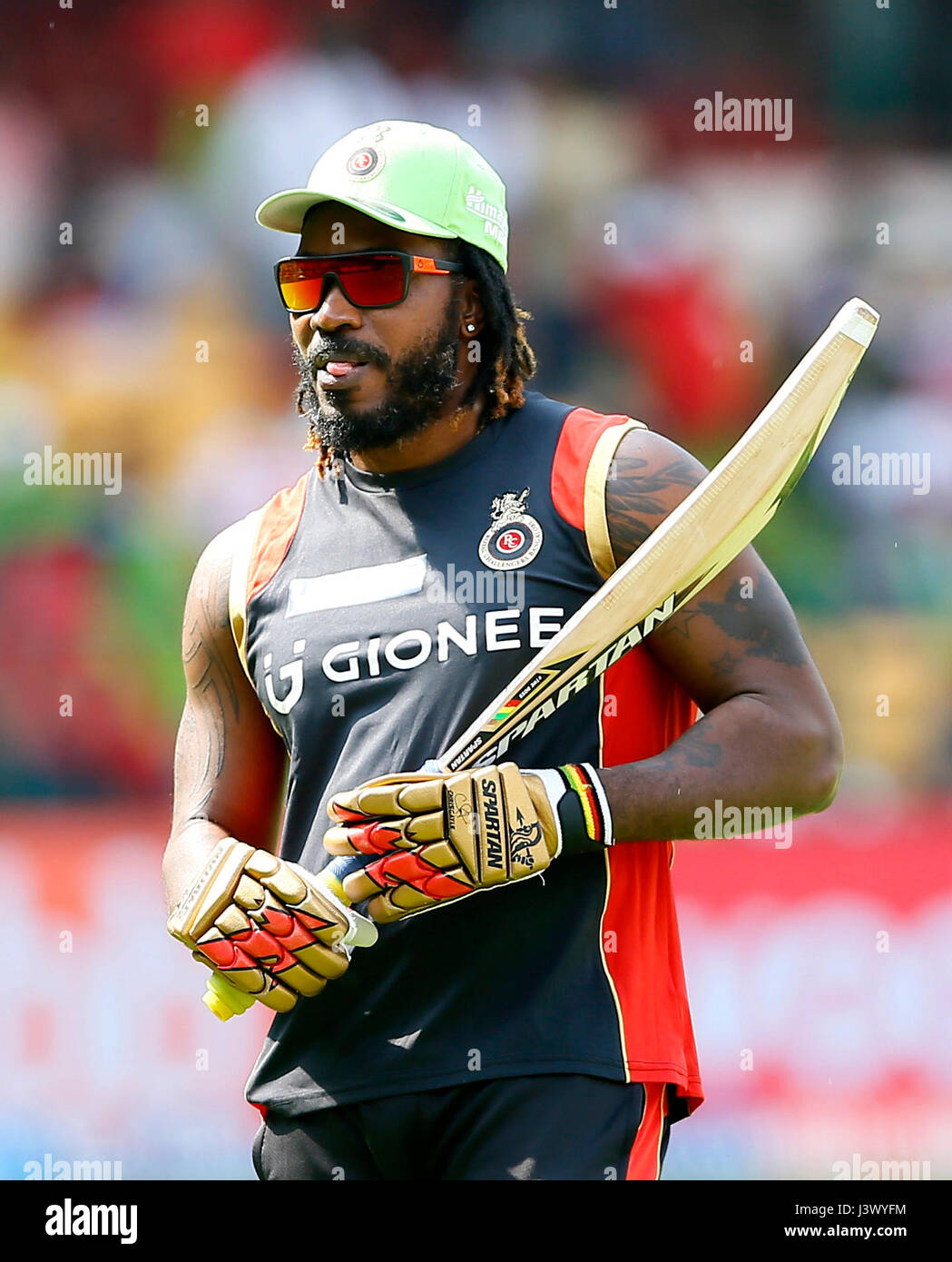 Bengaluru, India, il 7 maggio 2017. RCB Battitore del Chris Gayle durante la sessione di pratica in anticipo del match tra RCB Vs KKR in Chinnasamy Stadium, Bengaluru, durante il sistema di epilazione a luce pulsata stagione 10 il 7 maggio 2017. Credito: Seshadri SUKUMAR/Alamy Live News Foto Stock