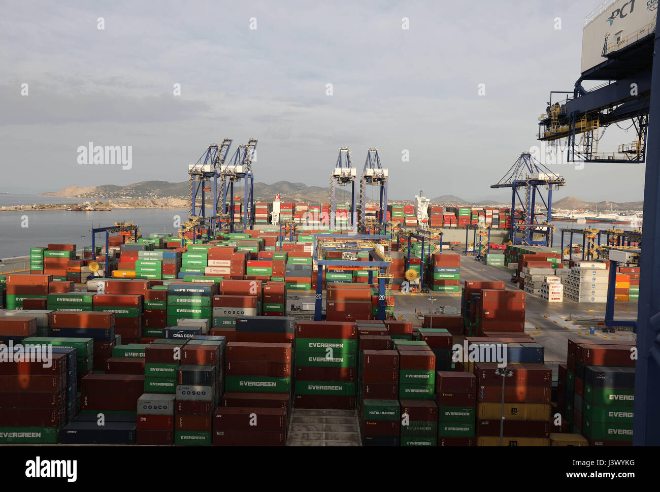 (170507) -- porto del Pireo (Grecia), 7 maggio 2017 (Xinhua) -- Foto scattata il 7 maggio 2017 Mostra gru a ponte lo scarico delle merci dalle navi mercantili (M.V.) COSCO Paesi Bassi e caricare la merce a bordo della nave al porto di Pireo, Grecia. È il ventiduesimo giorno in mare per le navi mercantili (M.V.) COSCO Paesi Bassi per completare il suo viaggio dalla Cina in Europa in un percorso noto come la Marittima Silk Road. Dal pacifico, l'Oceano Indiano per l'Oceano Atlantico e dal Mar Cinese Meridionale, il Mar Rosso al Mediterraneo il XXI secolo Maritime Silk Road copre gli oceani e si estende al di là del tempo Foto Stock