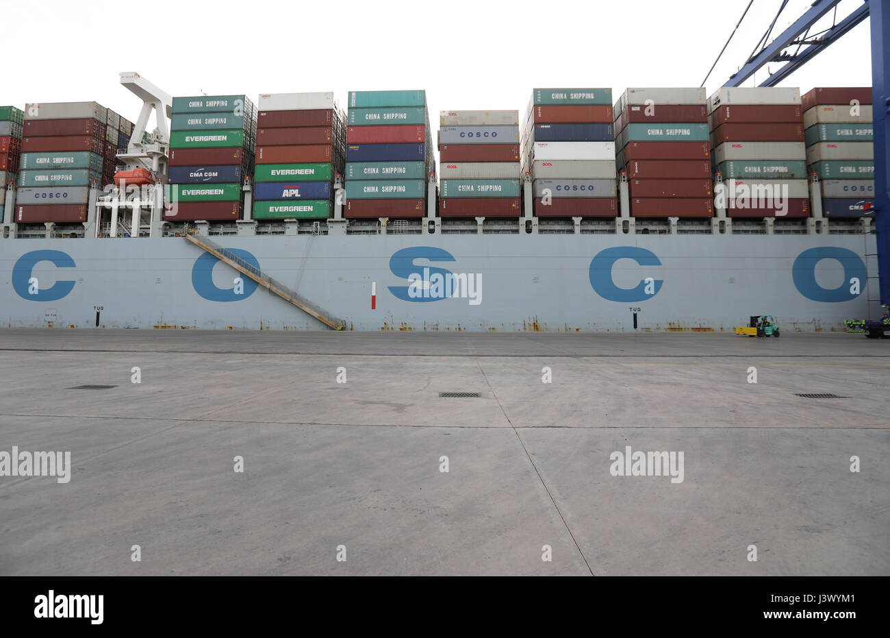 (170507) -- porto del Pireo (Grecia), 7 maggio 2017 (Xinhua) -- Foto scattata il 7 maggio 2017 Mostra gru a ponte lo scarico delle merci dalle navi mercantili (M.V.) COSCO Paesi Bassi e caricare la merce a bordo della nave al porto di Pireo, Grecia. È il ventiduesimo giorno in mare per le navi mercantili (M.V.) COSCO Paesi Bassi per completare il suo viaggio dalla Cina in Europa in un percorso noto come la Marittima Silk Road. Dal pacifico, l'Oceano Indiano per l'Oceano Atlantico e dal Mar Cinese Meridionale, il Mar Rosso al Mediterraneo il XXI secolo Maritime Silk Road copre gli oceani e si estende al di là del tempo Foto Stock