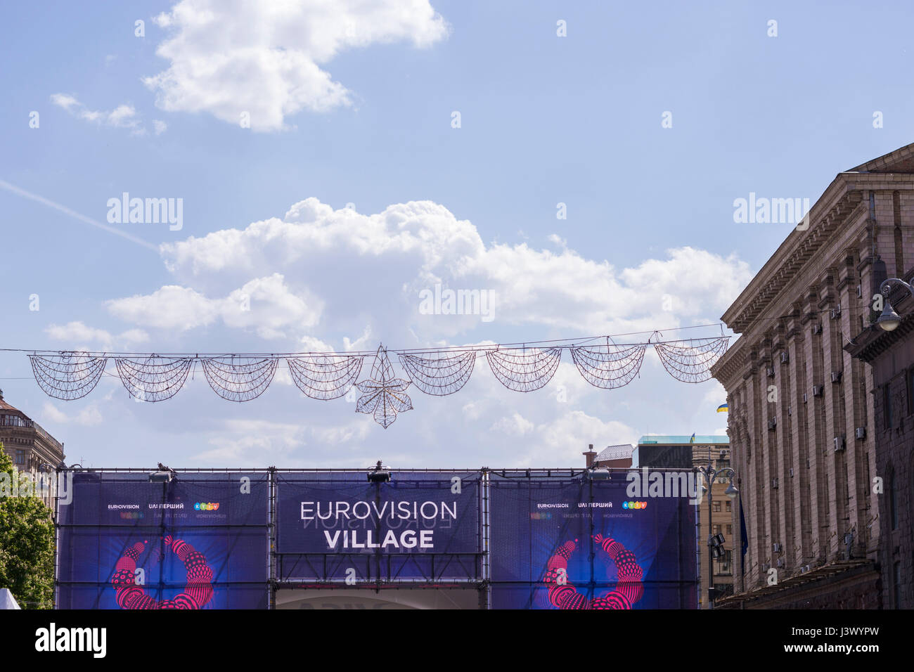 KIEV, UCRAINA - 7 Maggio 2017: ingresso al ventilatore di eurovisione zona sotto il cielo blu Credito: Denys Davydenko/Alamy Live News Foto Stock