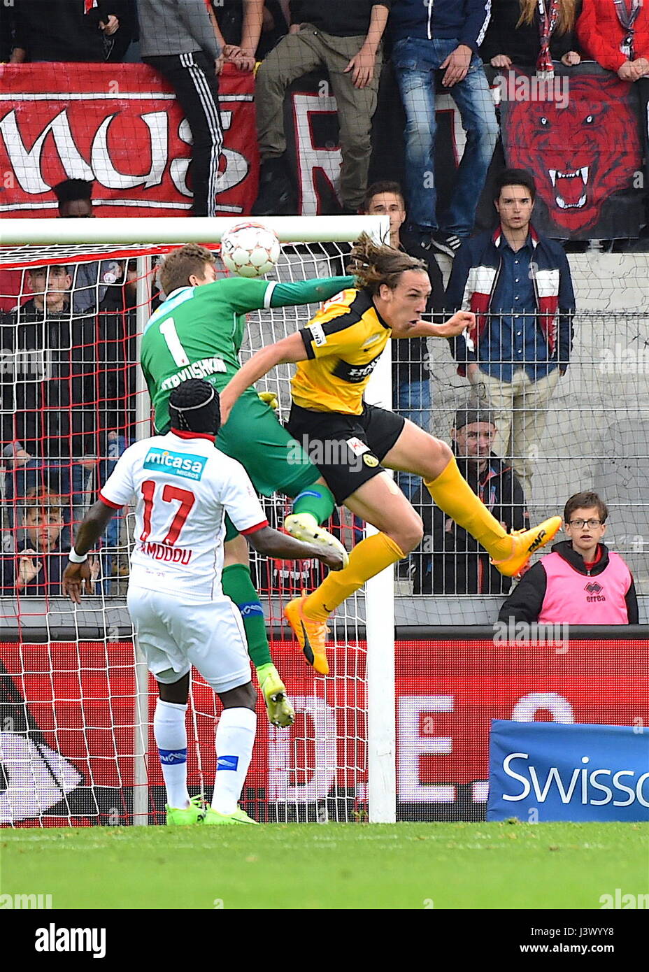 Sion, 07.05.2017, calcio, FC Sion - FC ragazzi giovani, Anton Mitryushkin (FC Sion 1) il duello con Michael Frey (YB 11) e Jagne Pa Modou (FC Sion 17) Foto: Cronos/Frederic Dubuis Foto Stock