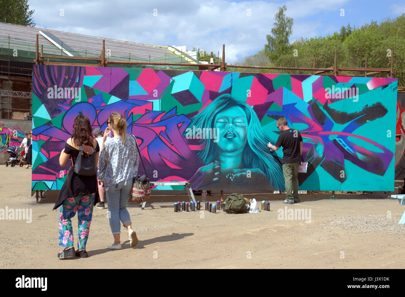 Glasgow, Scozia, 7 maggio, "cantiere Opera Festival 2017' è una celebrazione internazionale di graffiti, Arte di strada e di design, che sarà diffuso in tutto il SWG3 Complesso con un focus sul nuovo cantiere Galvanizers. Mostrare le competenze di 25 del top Graffiti & Street artisti provenienti da tutta Europa e oltre 50 dei migliori artisti scozzesi per portare questa concreta di giochi per la vita! © Gerard Ferry/Alamy Live News Foto Stock