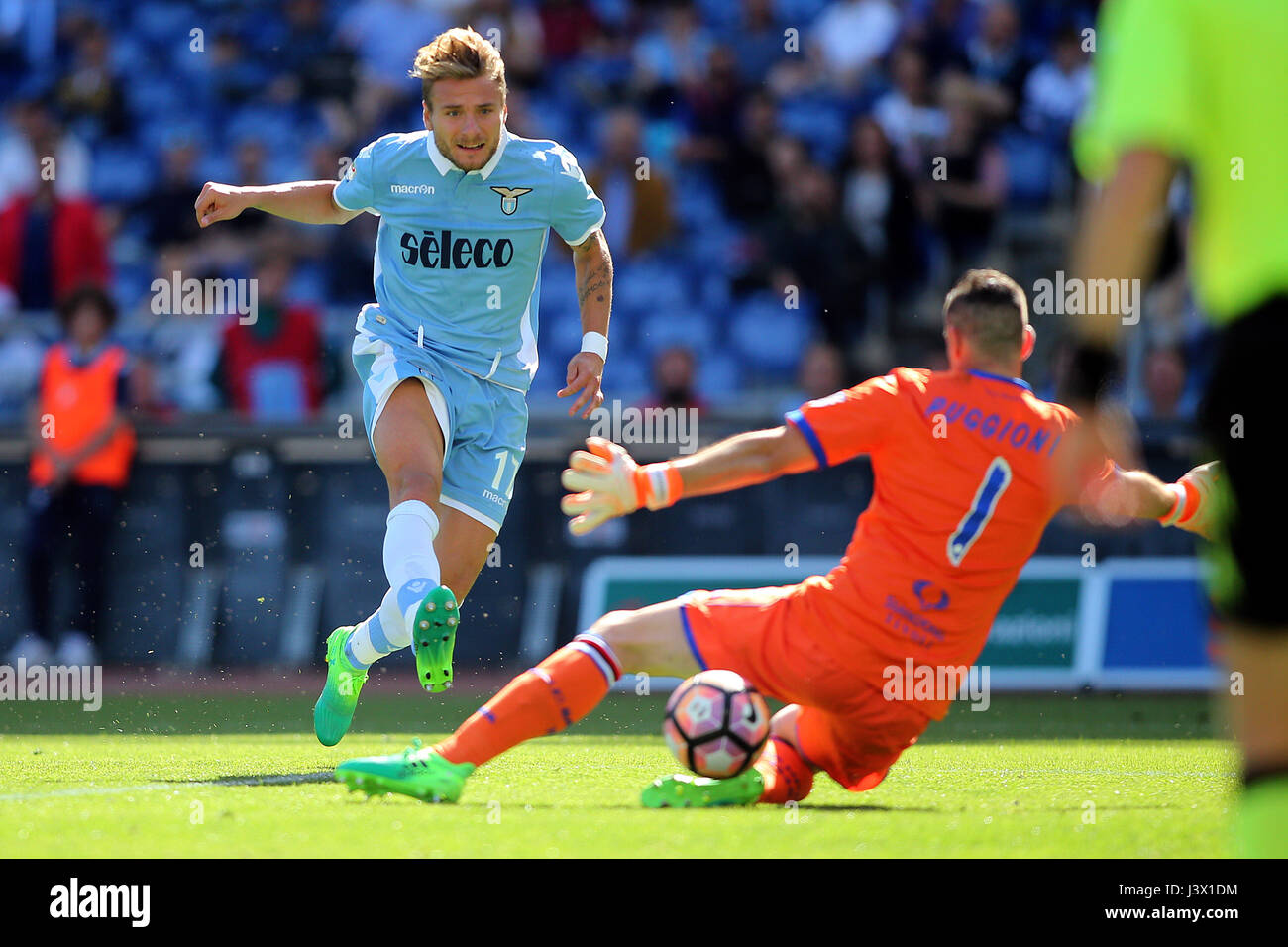 Italia, Roma, 7 Maggio 2017: Ciro immobile segnare il gol durante la partita di calcio Seria A Italiano tra S.S. Lazio vs u.c. Sampdoria in stadio Olimpico di Roma il 7 maggio 2017. Foto Stock