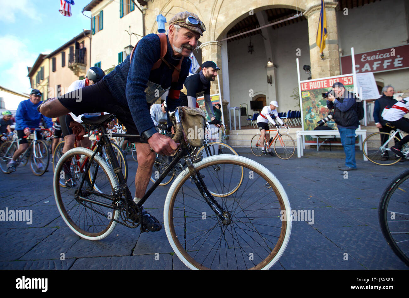 Montalcino, Italia. Il 7 maggio, 2017. Luciano Berruti, che ha unito 20  volte del totale 21 edizioni, cavalca un vintage bicicletta durante il  \