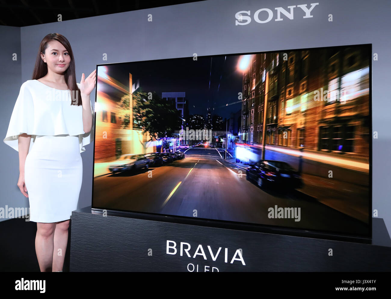 Tokyo, Giappone. 8 Maggio, 2017. Un modello visualizza elettronica  giapponese Sony gigante il nuovo Diodo organico a emissione di luce (OLED)  televisore Bravia a1' a Sony di showroom in Tokyo lunedì 8