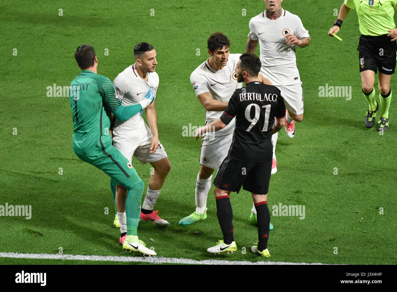 Milano, Italia. Il 7 maggio, 2017. serie A italiana partita di calcio AC Milan vs AS Roma, presso lo stadio San Siro di Milano. Risultato Finale 1 - 4. Credito: Federico Rostagno/Alamy Live News Foto Stock