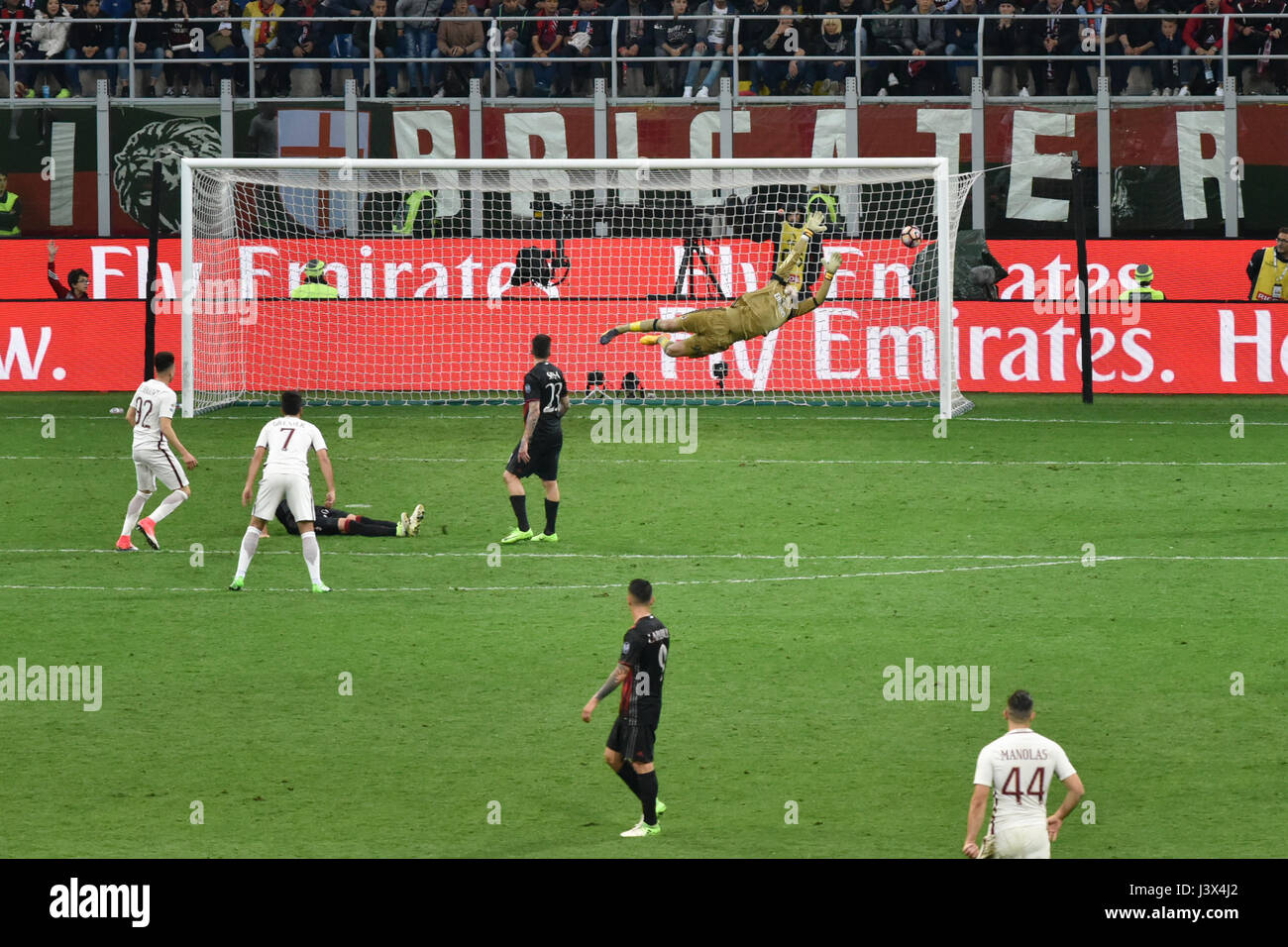 Milano, Italia. Il 7 maggio, 2017. serie A italiana partita di calcio AC Milan vs AS Roma, presso lo stadio San Siro di Milano. El Shaarawy obiettivo. Risultato Finale 1 - 4. Credito: Federico Rostagno/Alamy Live News Foto Stock