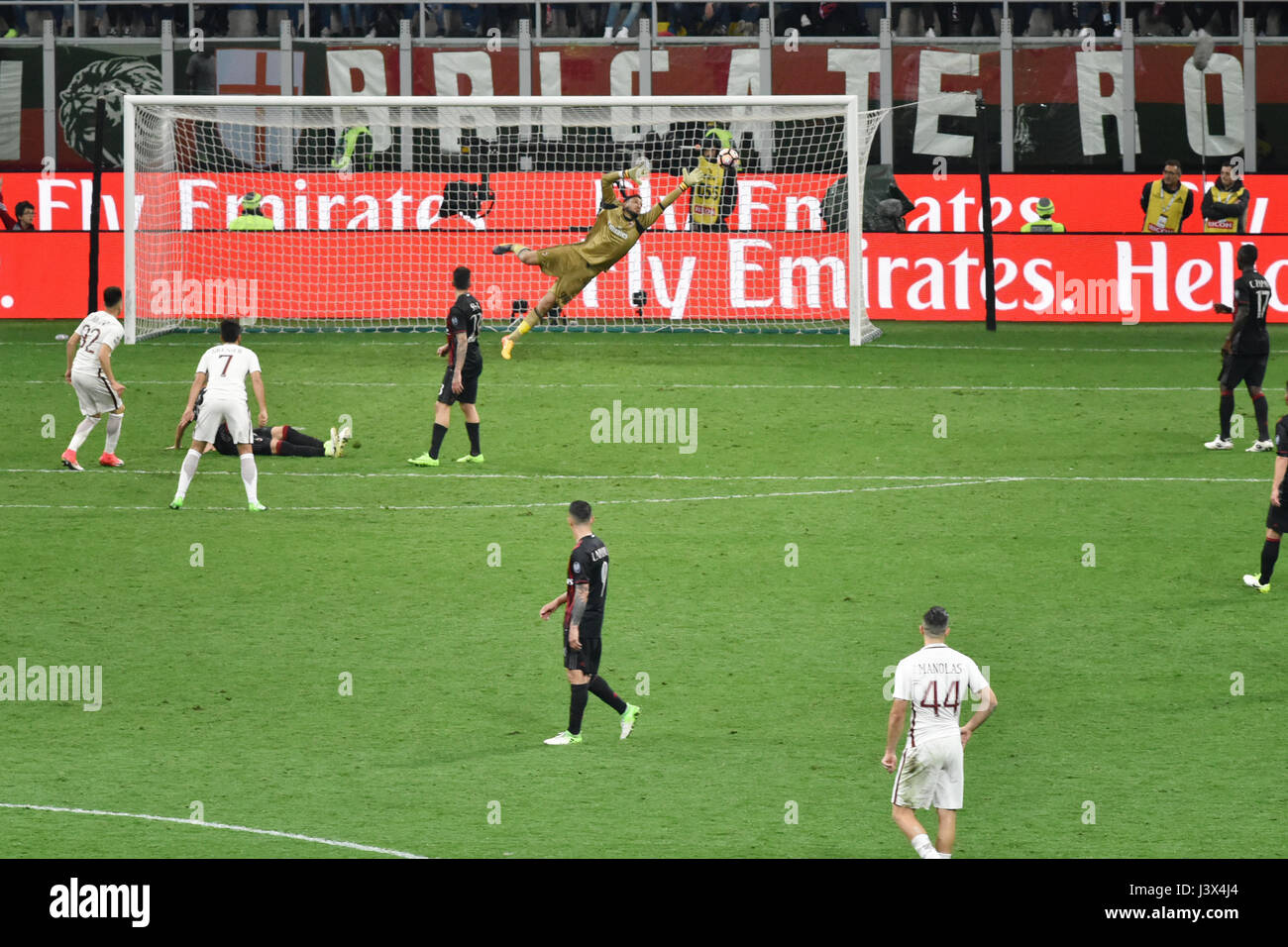 Milano, Italia. Il 7 maggio, 2017. serie A italiana partita di calcio AC Milan vs AS Roma, presso lo stadio San Siro di Milano. El Shaarawy obiettivo. Risultato Finale 1 - 4. Credito: Federico Rostagno/Alamy Live News Foto Stock