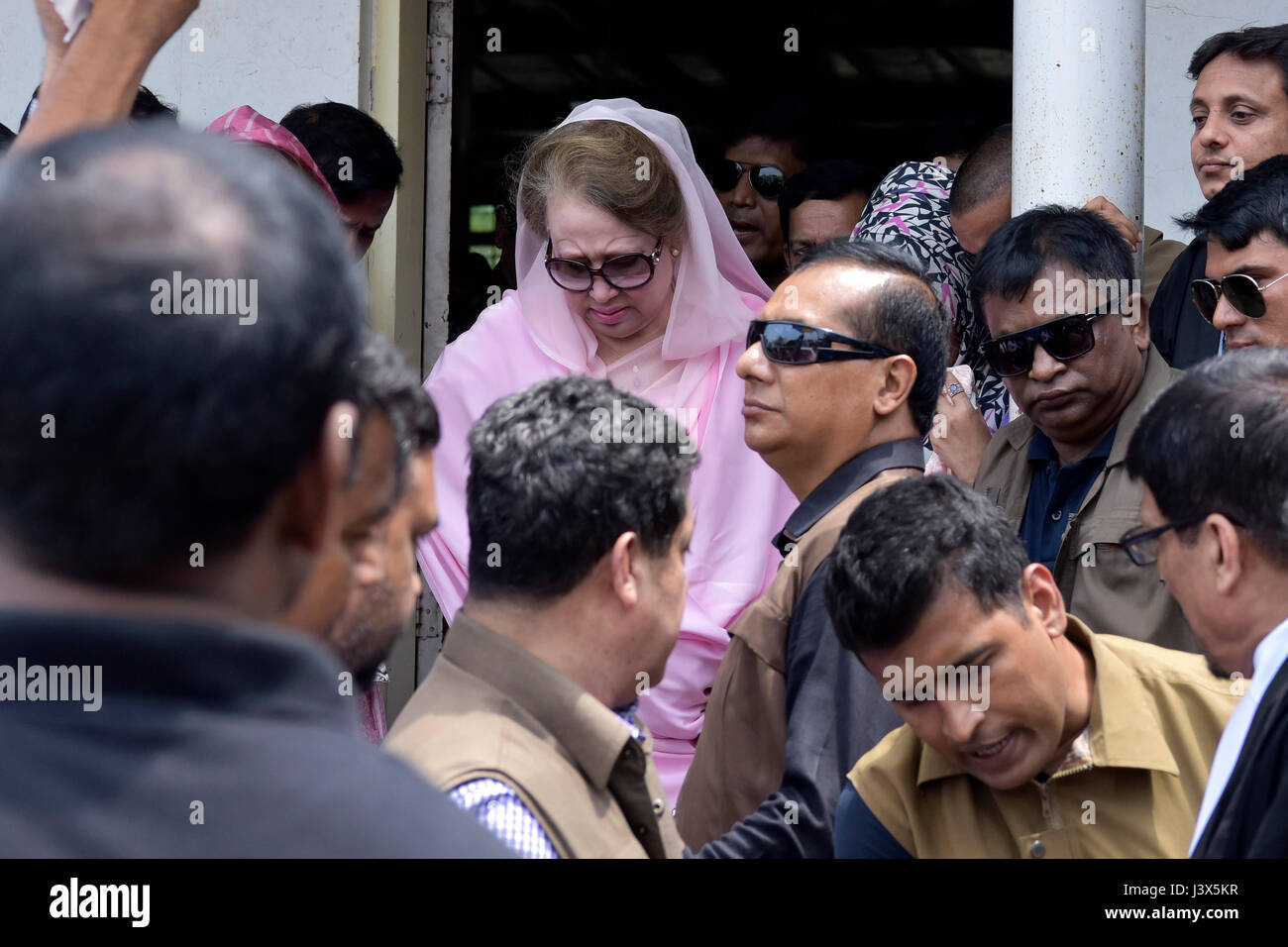 Dacca in Bangladesh. 08 Maggio, 2017. Bengalese ex primo ministro del Bangladesh e il Partito Nazionalista (BNP) capo, Khaleda Zia lascia la corte dopo la comparsa, a Dhaka, nel Bangladesh, 8 maggio 2017. Khaleda Zia è accusato di aver sottratto un importo stimato in $ 400.000 dalla zia Charitable Trust. Credito: SK Hasan Ali/Alamy Live News Foto Stock