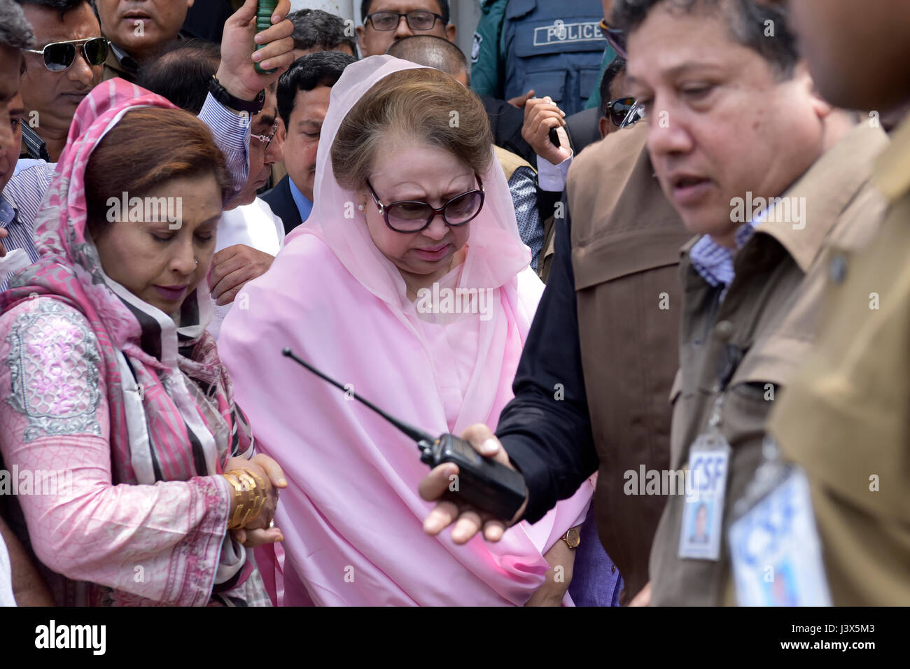 Dacca in Bangladesh. 08 Maggio, 2017. Bengalese ex primo ministro del Bangladesh e il Partito Nazionalista (BNP) capo, Khaleda Zia lascia la corte dopo la comparsa, a Dhaka, nel Bangladesh, 8 maggio 2017. Khaleda Zia è accusato di aver sottratto un importo stimato in $ 400.000 dalla zia Charitable Trust. Credito: SK Hasan Ali/Alamy Live News Foto Stock