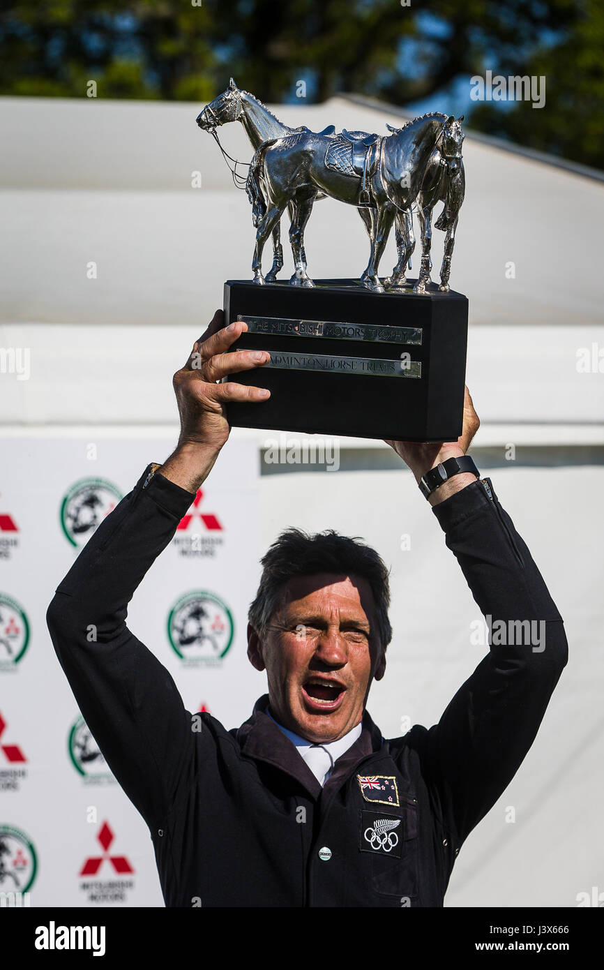 Gloucestershire, Regno Unito. Il 7 maggio, 2017. Andrew Nicholson detiene aloft il trofeo dopo la sua vittoria al 2017 Mitsubishi Motors Badminton Horse Trials presso la trentasettesima tentativo Badminton Gloucestershire Credito: David Betteridge/Alamy Live News Foto Stock