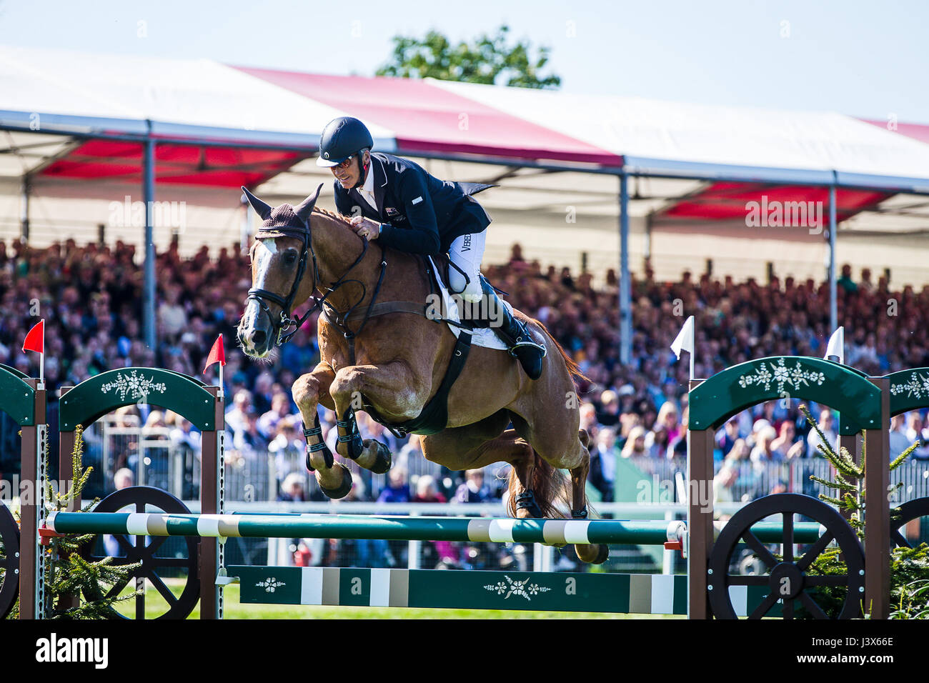 Gloucestershire, Regno Unito. Il 7 maggio, 2017. Andrew Nicholson e il suo monte Nereo vincere il 2017 Mitsubishi Motors Badminton Horse Trials .Questo è stato il suo trentasettesimo tentare di vincere un titolo che ha sempre gli sfuggiva fino ad ora Credito: David Betteridge/Alamy Live News Foto Stock