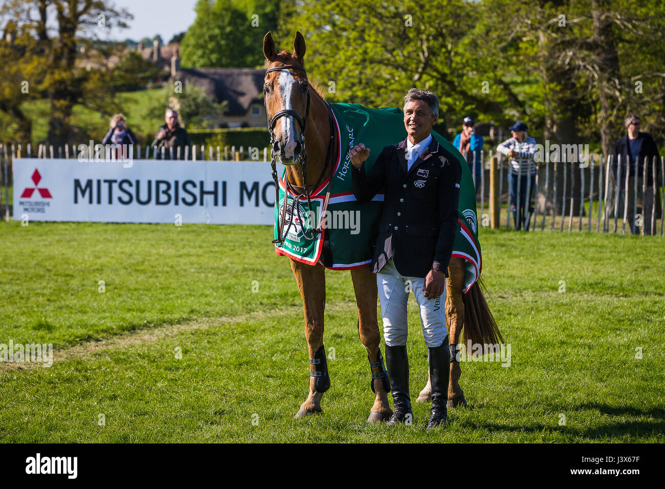 Gloucestershire, Regno Unito. Il 7 maggio, 2017. Andrew Nicholson e il suo monte Nereo vincere il 2017 Mitsubishi Motors Badminton Horse Trials .Questo è stato il suo trentasettesimo tentare di vincere un titolo che ha sempre gli sfuggiva fino ad ora Credito: David Betteridge/Alamy Live News Foto Stock