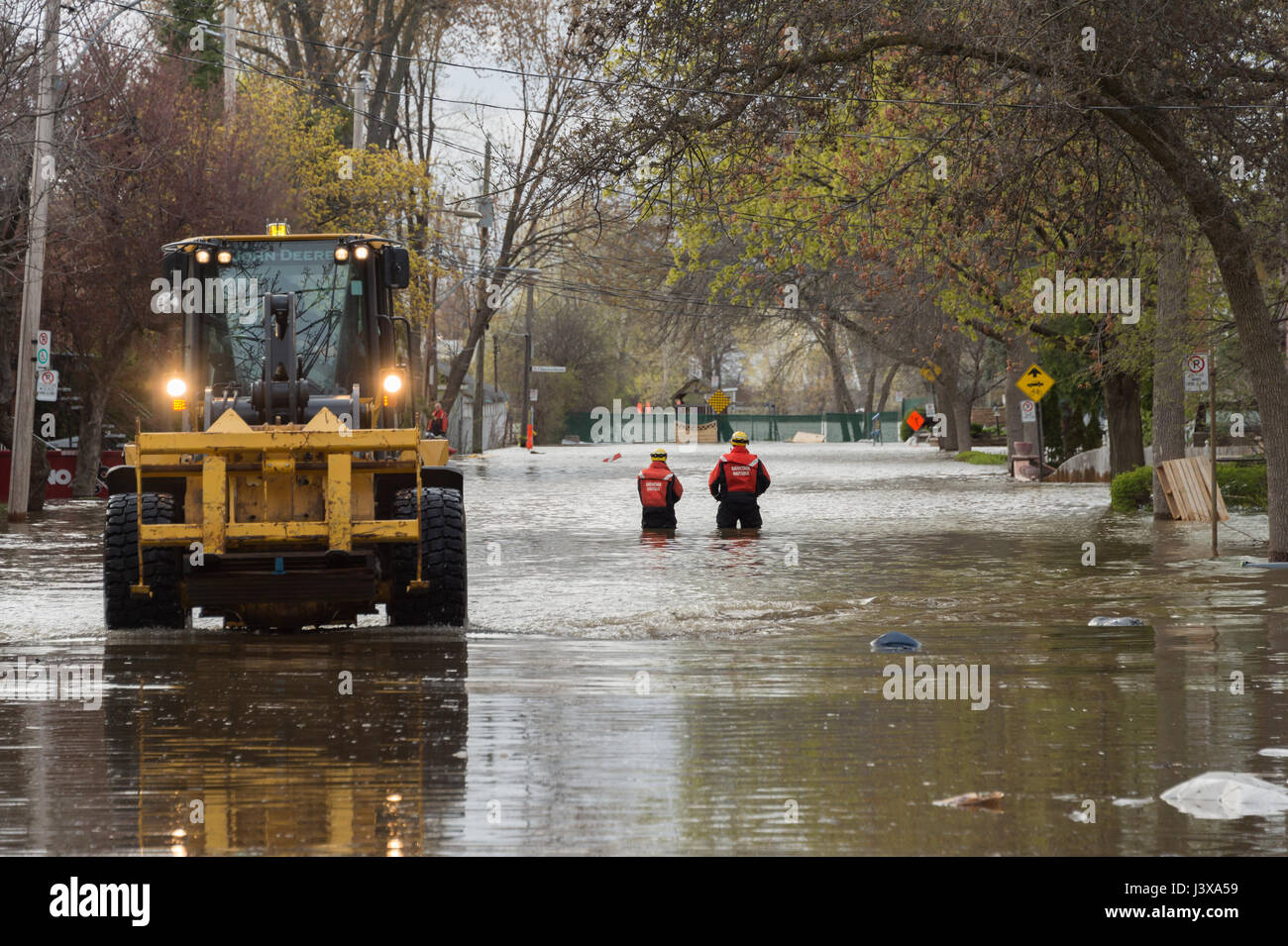 Montreal, Canada. 8 Maggio, 2017. Gli operatori di soccorso durante le inondazioni sul Cousineau Street nel quartiere Cartierville. Credito: Marc Bruxelle/Alamy Live News Foto Stock