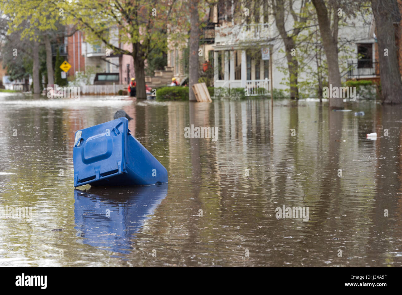 Montreal, Canada. 8 Maggio, 2017. Cassone blu galleggiante sull'acqua come le inondazioni hits Cousineau Street nel quartiere Cartierville. Credito: Marc Bruxelle/Alamy Live News Foto Stock