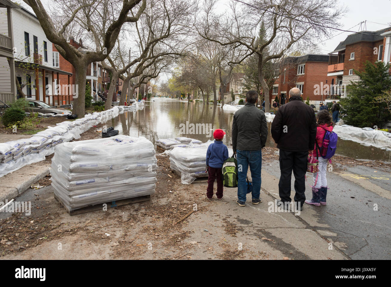 Montreal, Canada. 8 Maggio, 2017. Case inondate su Cousineau Street nel quartiere Cartierville. Credito: Marc Bruxelle/Alamy Live News Foto Stock