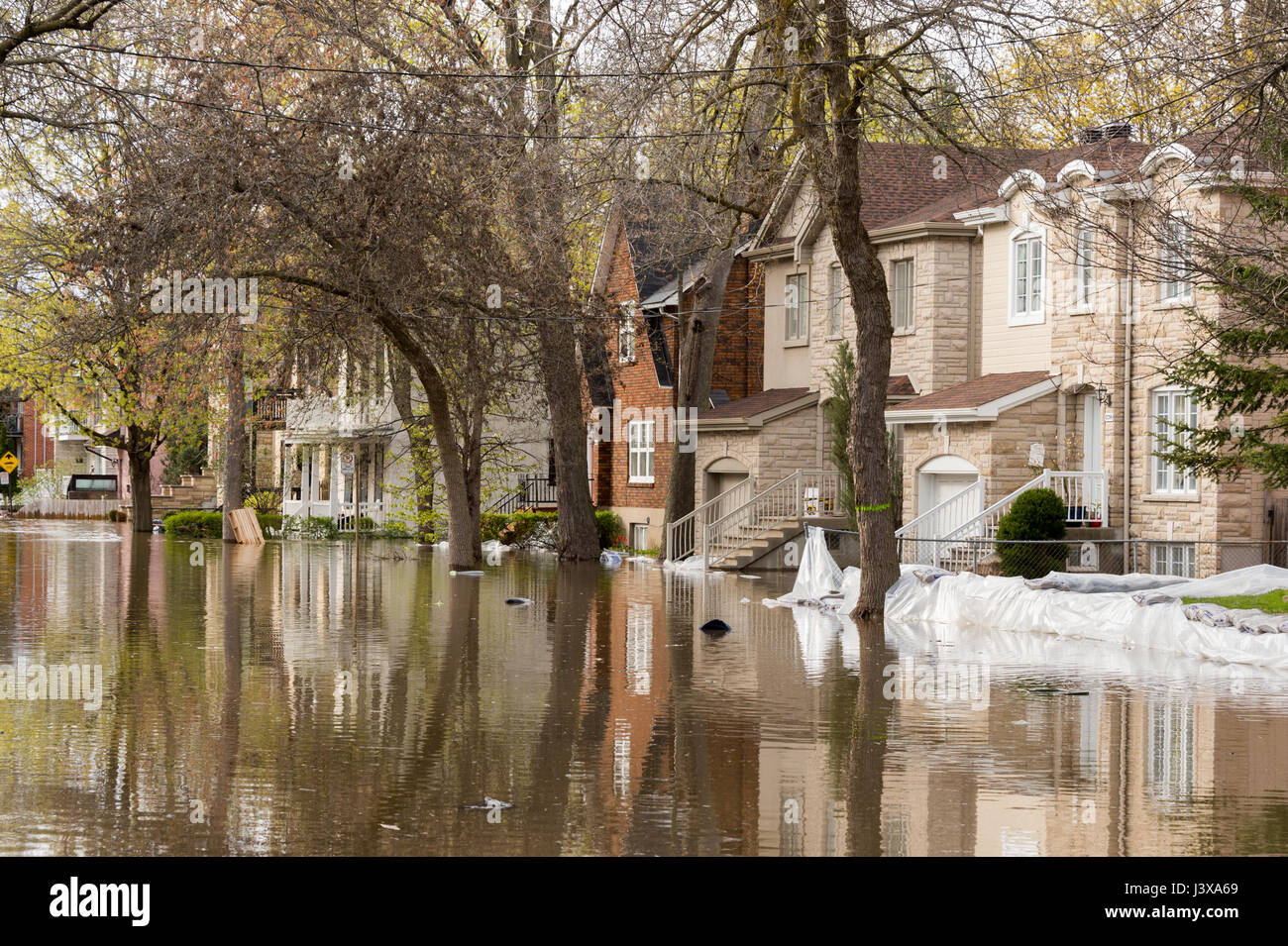 Montreal, Canada. 8 Maggio, 2017. Case inondate su Cousineau Street nel quartiere Cartierville. Credito: Marc Bruxelle/Alamy Live News Foto Stock