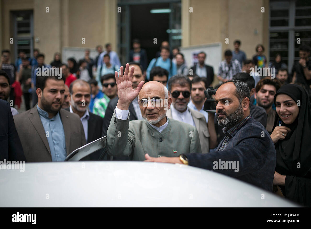 Tehran, Iran. 8 Maggio, 2017. Conservatore candidato presidenziale Mostafa Mirsalim(C) onde ai sostenitori dopo una campagna al rally di Tehran University di Teheran, capitale dell'Iran, in data 8 maggio 2017. Dell'Iran elezioni presidenziali slated per maggio 19. Credito: Ahmad Halabisaz/Xinhua/Alamy Live News Foto Stock