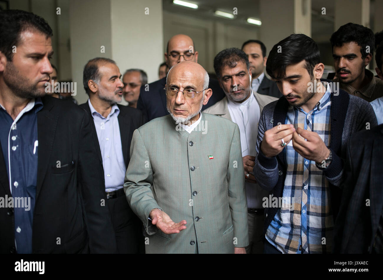 Tehran, Iran. 8 Maggio, 2017. Conservatore candidato presidenziale Mostafa Mirsalim(C) si erge tra la gente dopo una campagna al rally di Tehran University di Teheran, capitale dell'Iran, in data 8 maggio 2017. Dell'Iran elezioni presidenziali slated per maggio 19. Credito: Ahmad Halabisaz/Xinhua/Alamy Live News Foto Stock