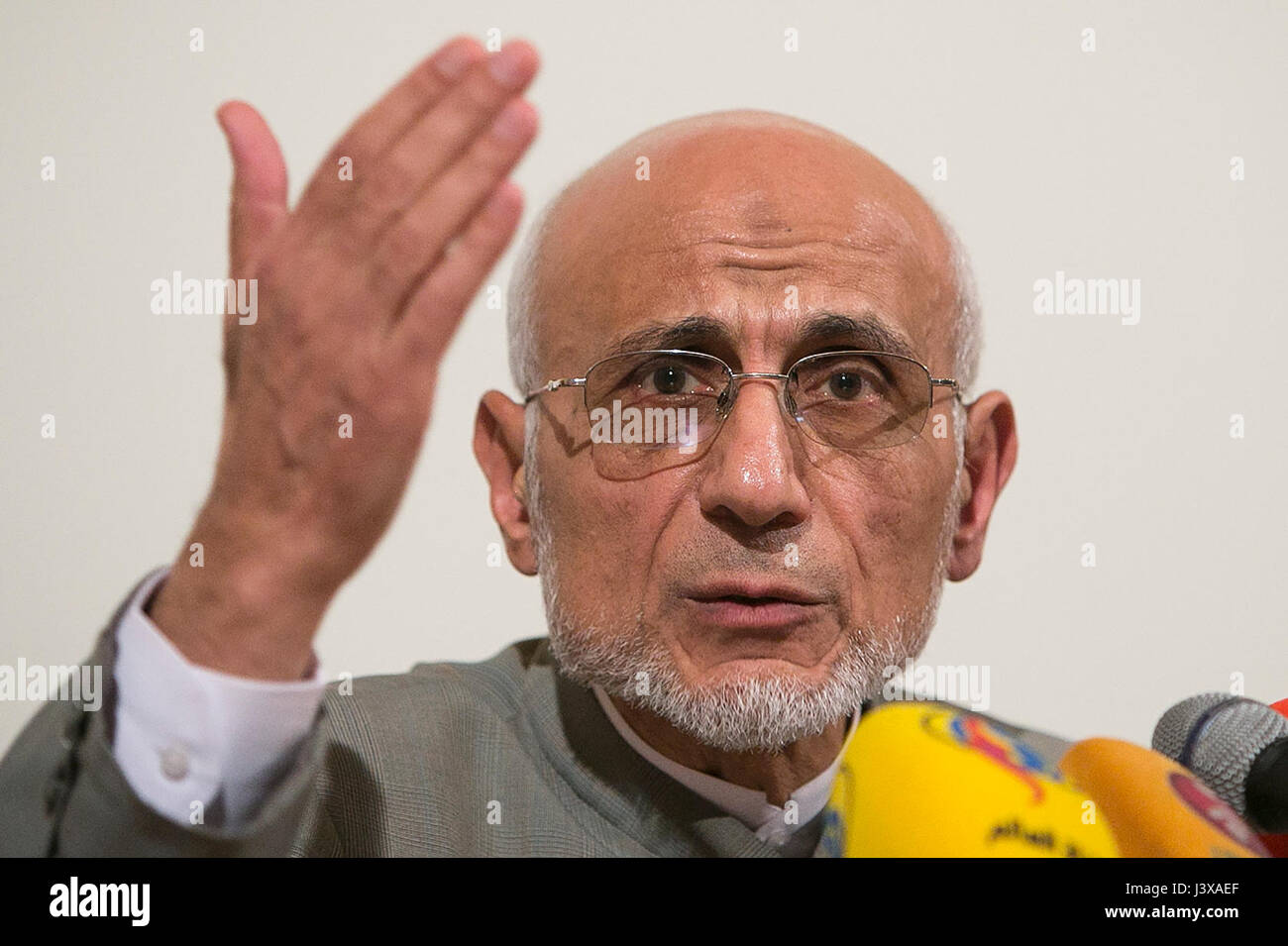 Tehran, Iran. 8 Maggio, 2017. Conservatore candidato presidenziale Mostafa Mirsalim parla ai tifosi nel corso di una campagna al rally di Tehran University di Teheran, capitale dell'Iran, in data 8 maggio 2017. Dell'Iran elezioni presidenziali slated per maggio 19. Credito: Ahmad Halabisaz/Xinhua/Alamy Live News Foto Stock