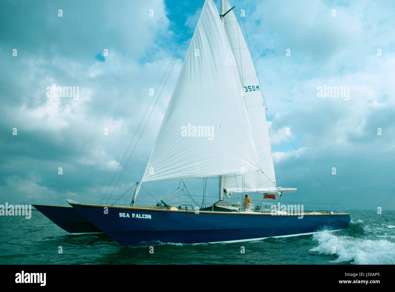 AJAXNETPHOTO. 20Febbraio,1981. SOLENT, Inghilterra. - ROBIN KNOX JOHNSTON al volante del suo nuovo catamarano mare FALCON lasciando il SOLENT PER TROON IN SCOZIA. foto:JONATHAN EASTLAND/AJAX. REF:60305 26 812002 2 Foto Stock