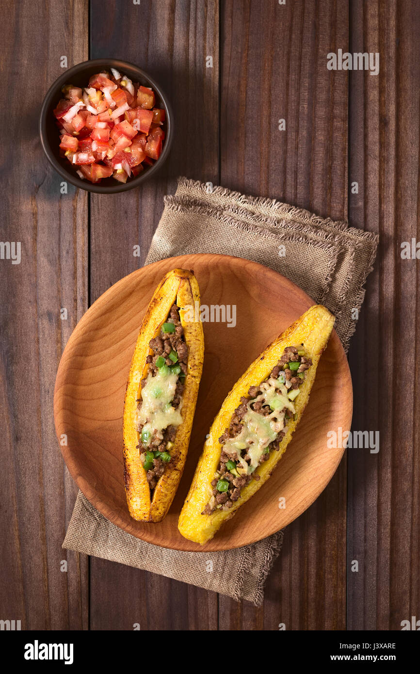 Cotta mature piantaggine farcite con carne macinata, oliva, peperone verde e cipolla, cosparso con formaggio, un piatto tradizionale in America centrale Foto Stock