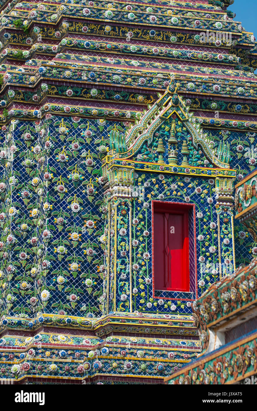 Il Wat Phra Kaeo tempio, il Grand Palace, porta rossa e i dettagli decorativi, Bangkok, Thailandia Foto Stock