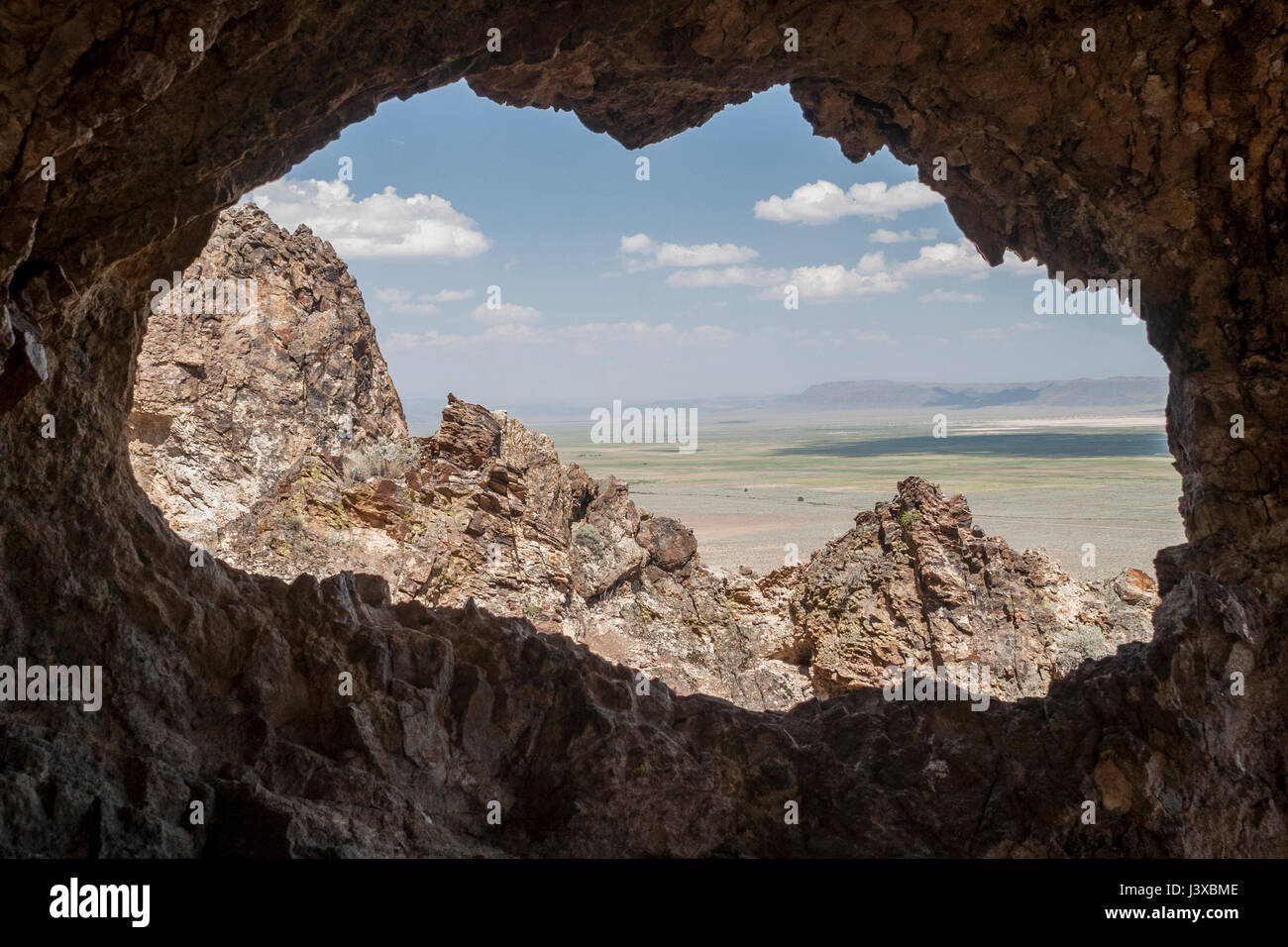 Keyhole naturale di roccia che si affaccia sul deserto Alvord, Oregon, Stati Uniti d'America. Foto Stock