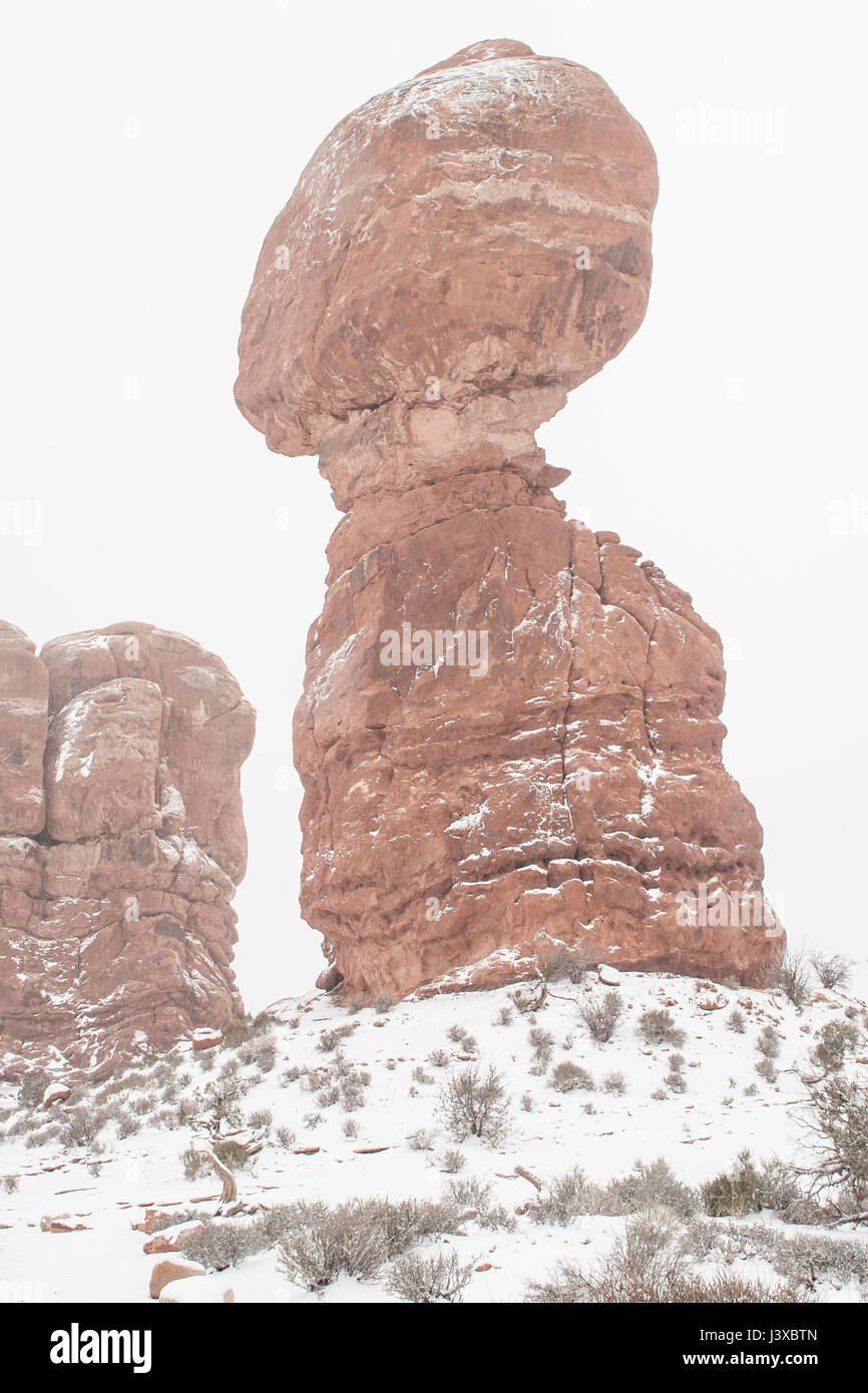 Equilibrata formazione di roccia coperto di neve. Parco Nazionale di Arches, Utah, Stati Uniti d'America. Foto Stock