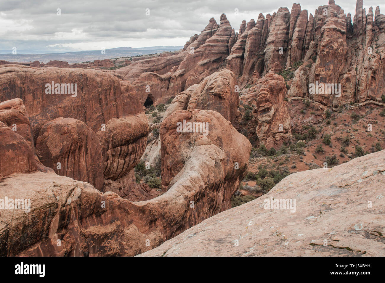 Le pinne e altri red formazioni rocciose. Parco Nazionale di Arches, Utah, Stati Uniti d'America. Foto Stock